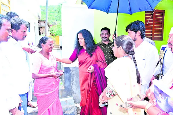 మొదటి రోజే పింఛన్ల పంపిణీ పూర్తి చేయాలి