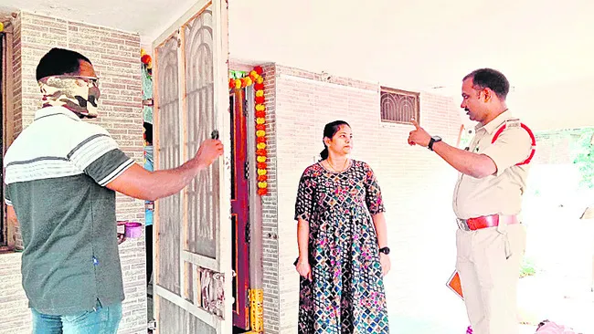 కొండకొప్పాకలో రెండు ఇళ్లలో చోరీ