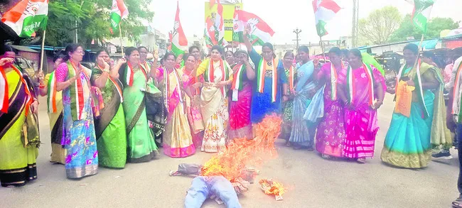 నిత్యావసర వస్తువుల ధరలు తగ్గించాలి
