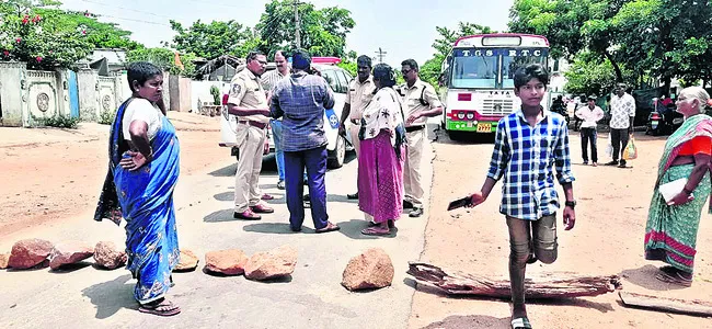ఇందిరమ్మ  ఇళ్ల కోసం నిరసన