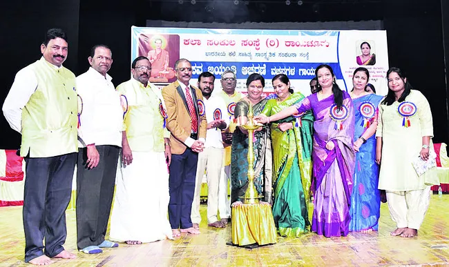 బసవణ్ణ ఆదర్శాలు అనుసరణీయం 