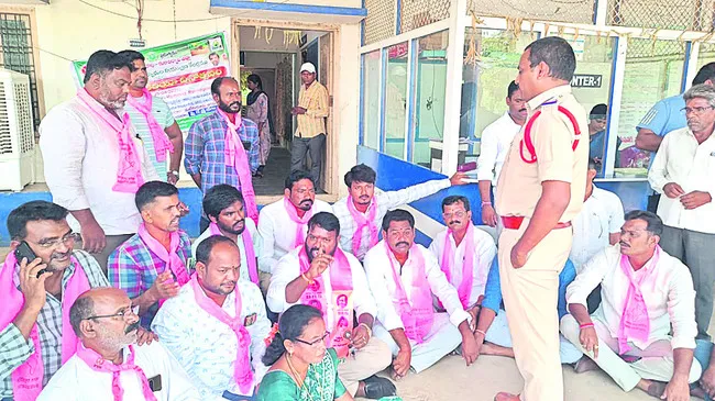 మున్సిపల్ ఎదుట బీఆర్ఎస్ ఆందోళన