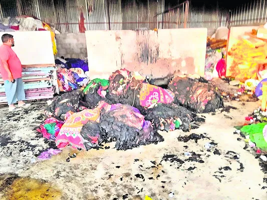 టెంట్‌హౌజ్‌లో అగ్నిప్రమాదం