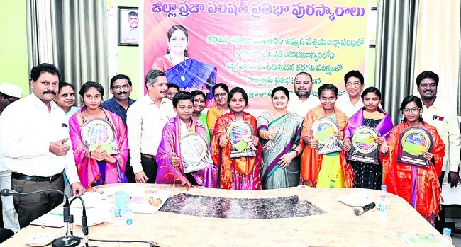 విద్యార్థులకు ప్రతిభా పురస్కారాల పంపిణీ 