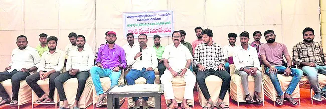 వ్యవసాయ కళాశాల తరలించొద్దు
