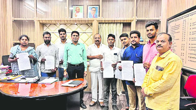 ఎనిమిది మందికి కారుణ్య నియామకాలు