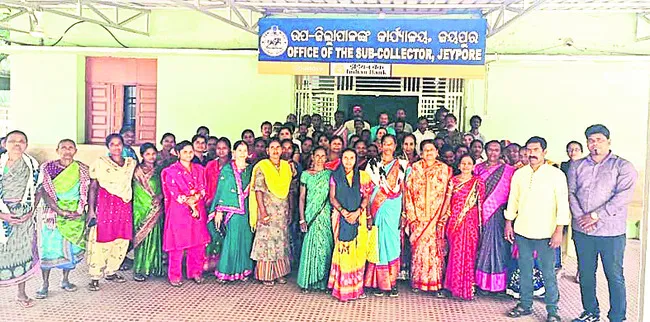 శాశ్వత పట్టాలు ఇవ్వాలి