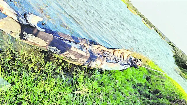 పెదపులిపాకలో రెండు పడవలు దగ్ధం