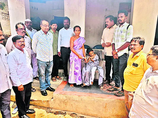 ఒకటో తేదీనే లబ్ధిదారులకు పింఛన్లు చేరాలి