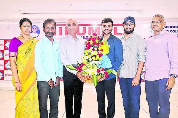 సివిల్స్ ర్యాంకర్కు అభినందన