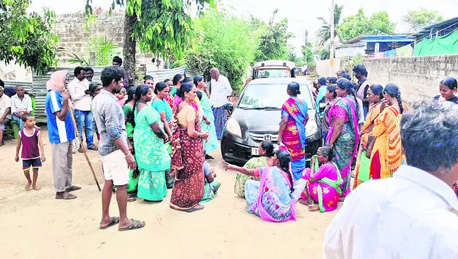 ఇళ్ల కోసం లొల్లి..