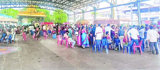 రత్నగిరికి పోటెత్తిన భక్తులు