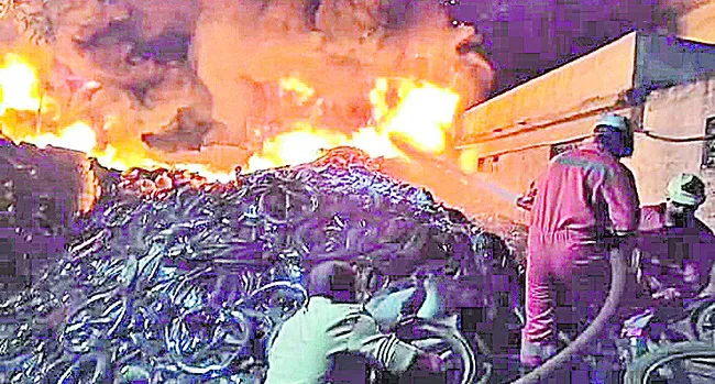 పాత టైరు షెడ్‌లో అగ్నిప్రమాదం