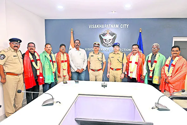 ఉద్యోగ విరమణ చేసిన సిబ్బందికి సీపీ సన్మానం