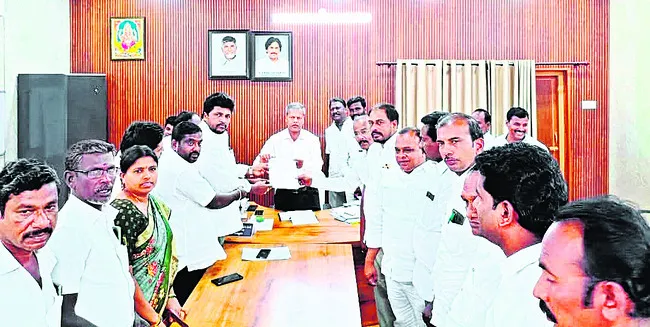 గౌరవమూ లేదు.. వేతనమూ రాదు