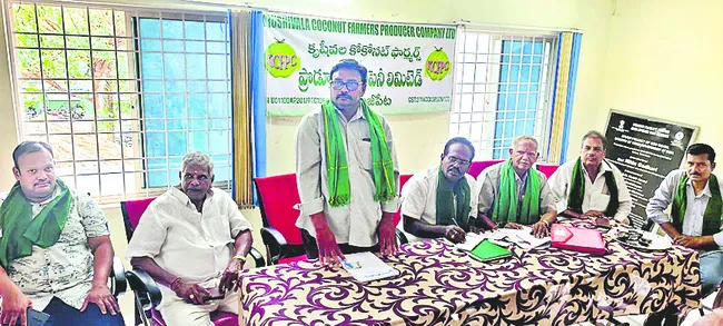 కోకో కొనుగోలు కేంద్రాలు లేక ఇబ్బందులు 