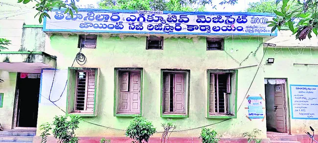 గిరిజన భూములతో వ్యాపారం? 