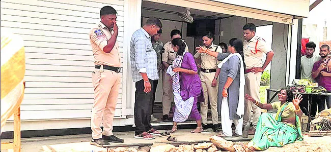 అక్రమ నిర్మాణం అడ్డగింతలో ఉద్రిక్తత