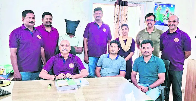 కేర్‌ టేకర్‌గా చేరి రూ.11.49లక్షలు స్వాహా