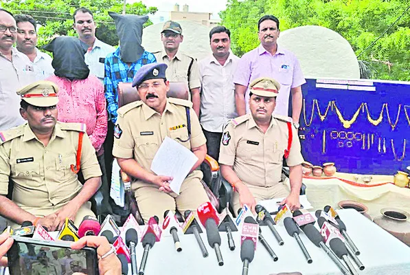 నగలు చోరీకి పాల్పడిన ఇద్దరు అరెస్టు