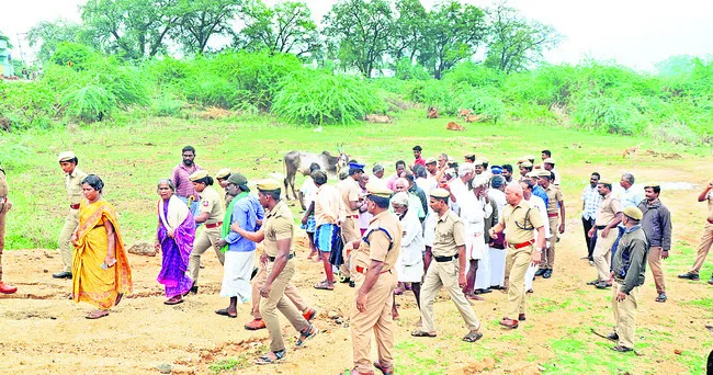 మహిళలు సహా 17 మంది రైతుల అరెస్టు 