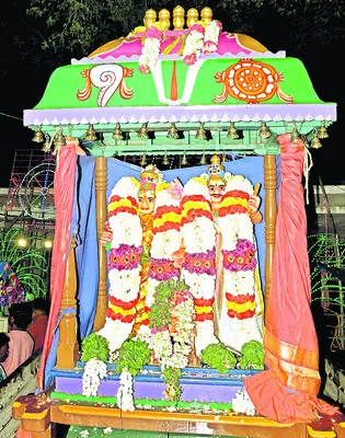 ఘనంగా అగ్నిగుండ ప్రవేశం 