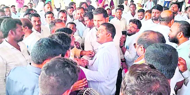 కాంగ్రెస్ నేతల బాహాబాహీ