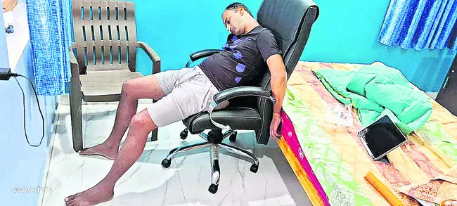 నోటికి ప్లాస్టర్ చుట్టుకుని..