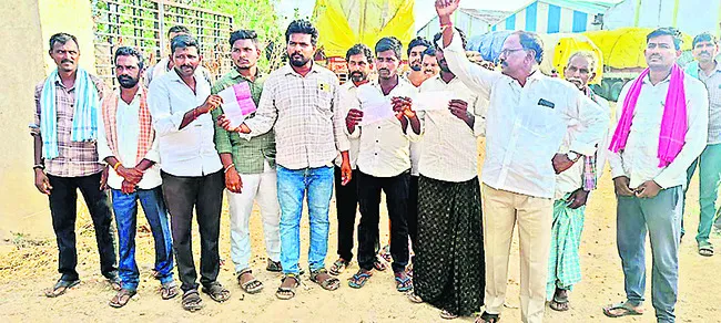 తూకాల్లో మిల్లర్ల మోసం.. రైతుల ఆందోళన