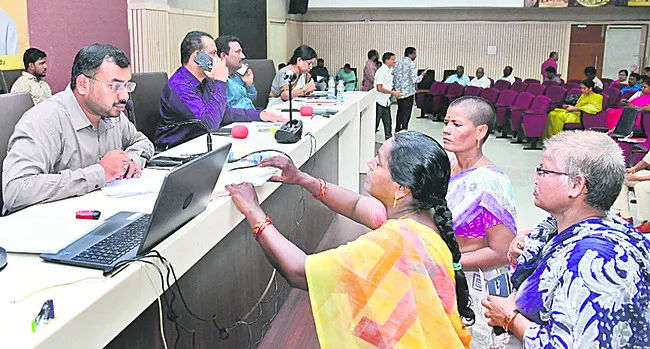 అర్జీదారులను పదే పదే తిప్పుకోవద్దు