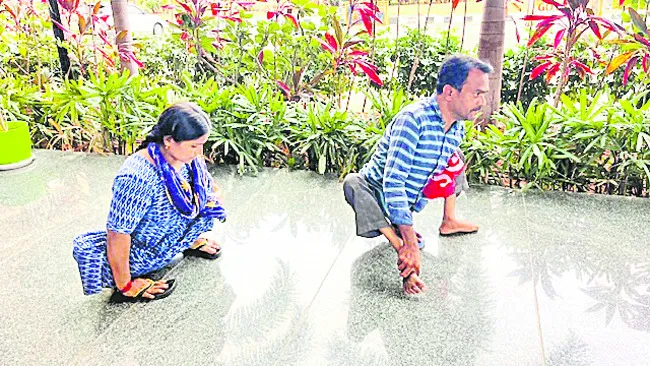 గోడు వినండి.. గూడు కల్పించండి 
