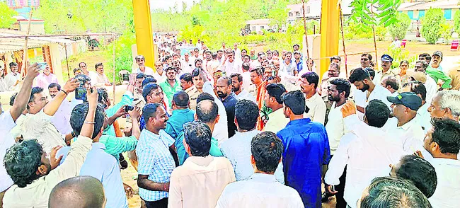 సీఎంఆర్‌ఎఫ్‌ చెక్కుల పంపిణీలో ఉద్రిక్తత