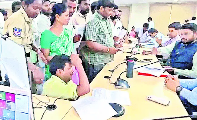 షాపు నుంచి గెంటేశాడు..