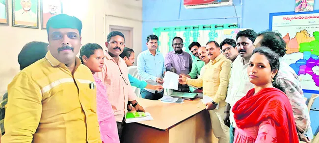 పని భారంపై వీఆర్‌వోల నిరసన 