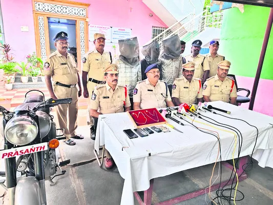 జల్సాలకు అలవాటుపడి.. దారి దోపిడీలకు పాల్పడి..