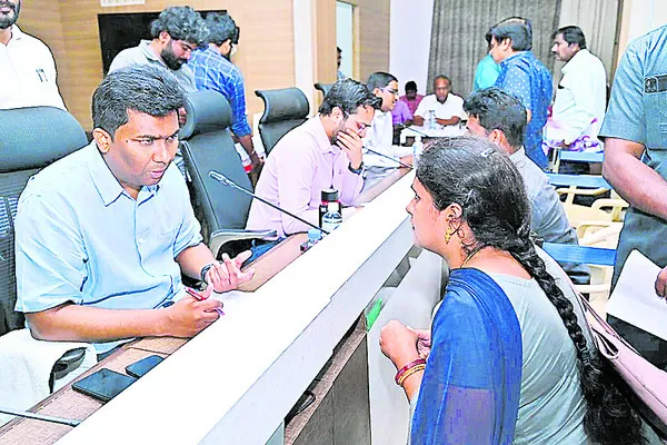 పీజీఆర్ఎస్కు 418 అర్జీలు