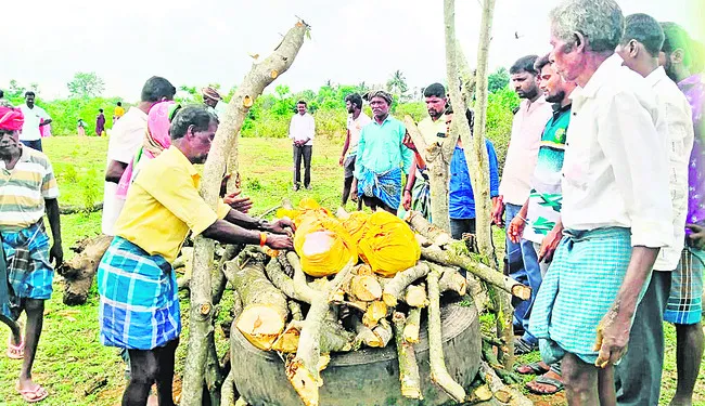 కన్నీటి సంద్రమే.. ఊరంతా దుఃఖమే