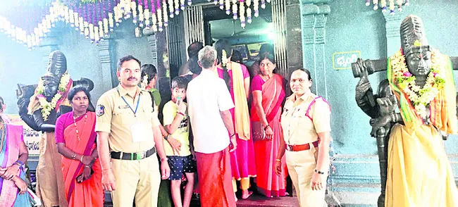పుష్కర విధుల్లో అతివలు..