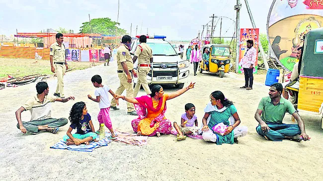పుష్కరాల్లో పోలీసు జులుం!