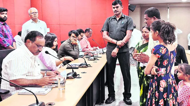 ప్రజావాణి ఫిర్యాదులకు ప్రాధాన్యం ఇవ్వాలి: కలెక్టర్