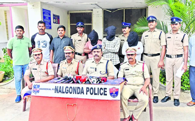 చోరీ కేసులో నిందితుల అరెస్ట్