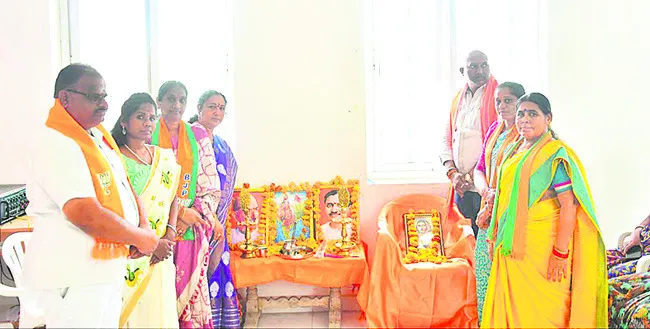 అహల్యబాయి హోల్కర్ను ఆదర్శంగా తీసుకోవాలి