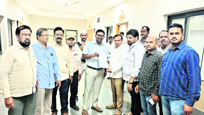 ప్రైవేట్‌ స్కూళ్ల సమస్యలు పరిష్కరించండి 