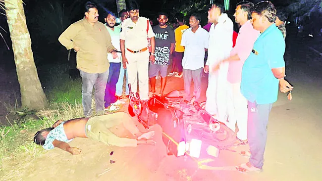 మోటార్సైకిళ్లు ఢీకొని యువకుడి మృతి