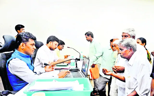 సమస్యల పరిష్కారంలో నిర్లక్ష్యం వద్దు 