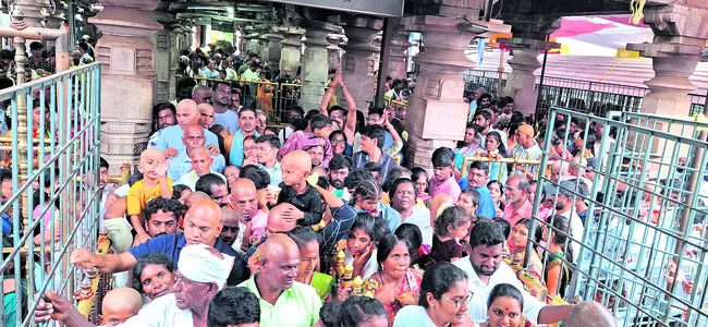 శ్రీశైలానికి పోటెత్తిన భక్తులు