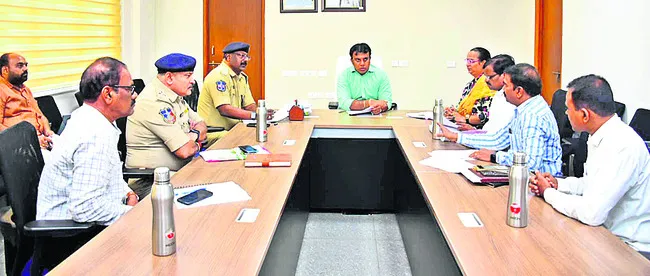 ఆరోగ్య సిబ్బంది ఇంటింటికి వెళ్లాలి