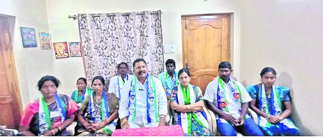 సంతలో పశువుల్లా కొన్నారు