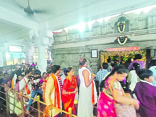రత్నగిరి.. భక్తజనఝరి