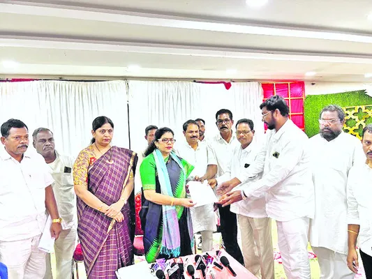 షర్మిలతో కాంగ్రెస్ పూర్తి నిర్వీర్యం